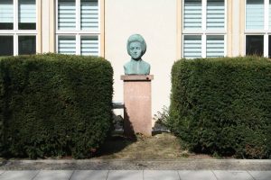 Natürlich ist auch Rosa Luxemburg unter den Frauenporträts vertreten. Foto: Ralf Julke