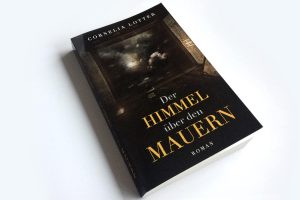 Cornelia Lotter: Der Himmel über den Mauern. Foto: Ralf Julke