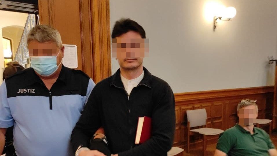 Mariglen M. (36, M.), hier beim Prozessbeginn am 19. Juli 2021, muss mehr als zehn Jahre hinter Gitter. Foto: LZ