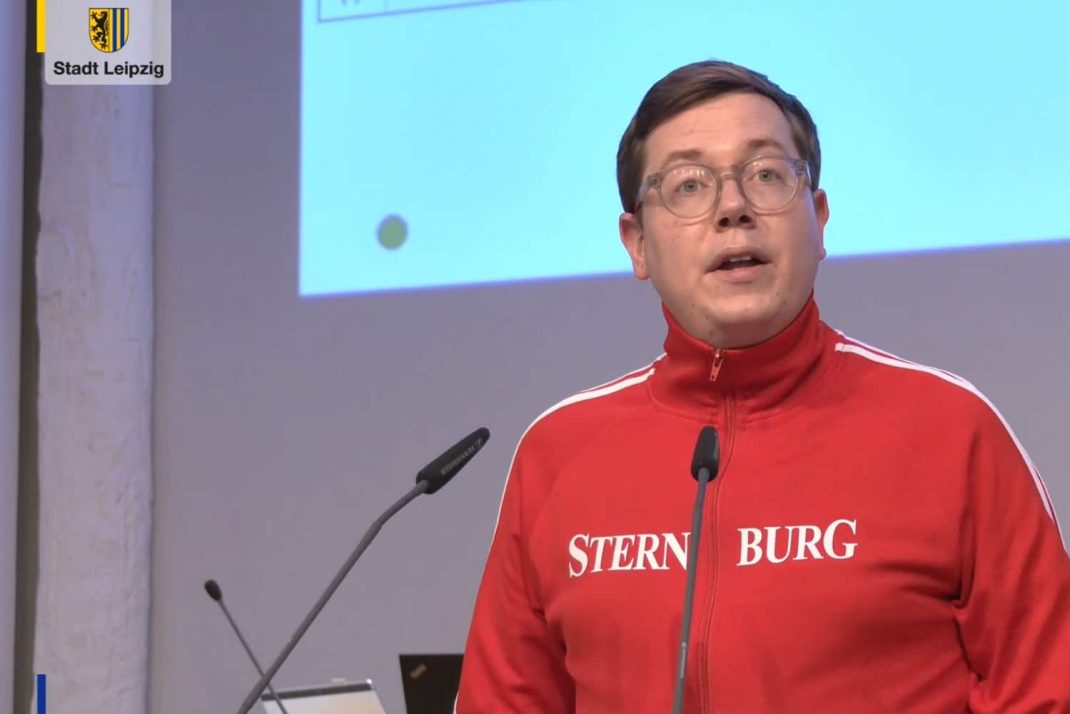 Martin Meißner bei Einbringung des Kronkorken-Antrags. Foto: Livestream der Stadt Leipzig, Screenshot: LZ