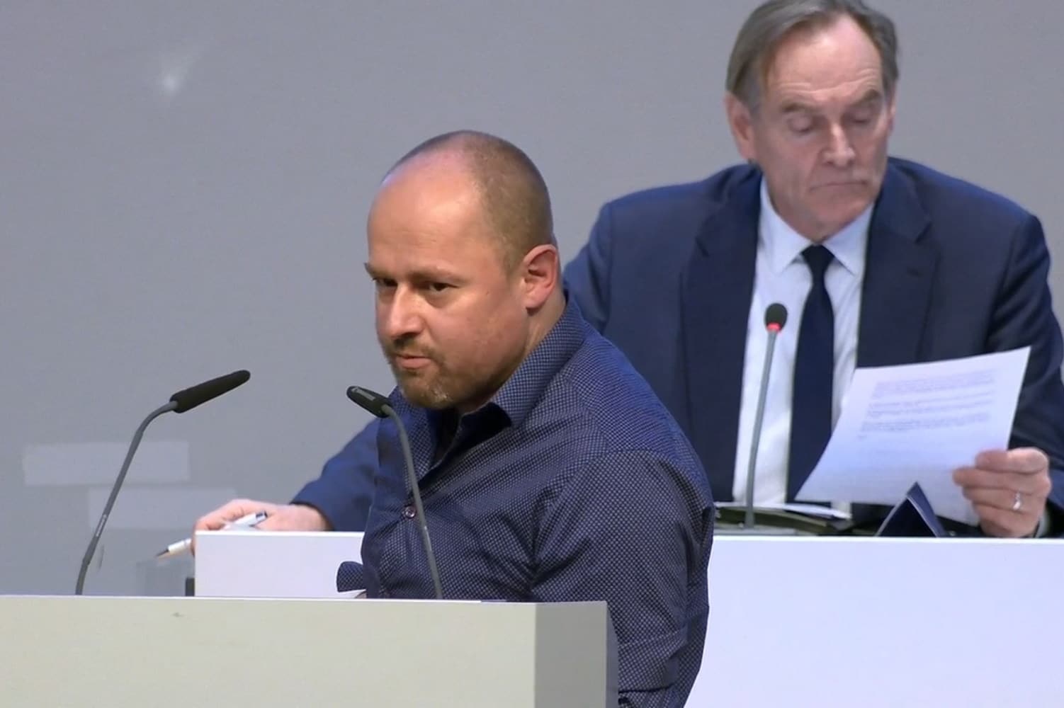 Tobias Peter in der Formulierungs-Diskussion mit OBM Burkhard Jung. Foto: Livestream der Stadt Leipzig, Screenshot: LZ