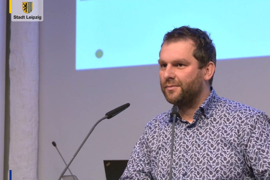 Christopher Zenker bei Einbringung des Jobräder-Antrags. Foto: Videostream der Stadt Leipzig, Screenshot: LZ