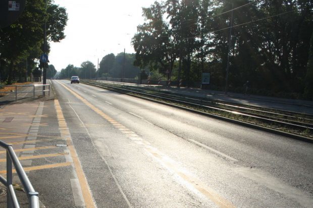 Jahnallee an der Zeppelinbrücke - mit provisorischem Radfahrstreifen. Foto: Ralf Julke