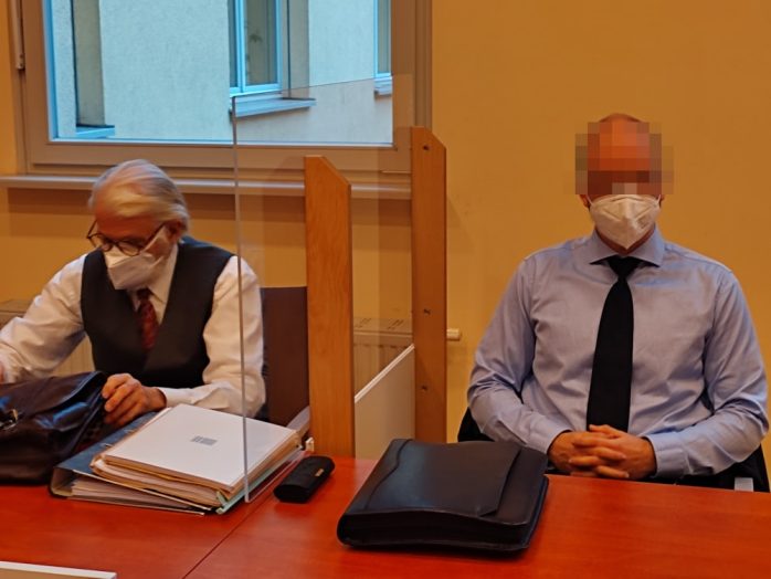 15 Monate auf Bewährung: Kersten H. (r.) beim Prozessauftakt mit seinem Rechtsanwalt Helmut-Hartwig Heuer. Foto: Lucas Böhme