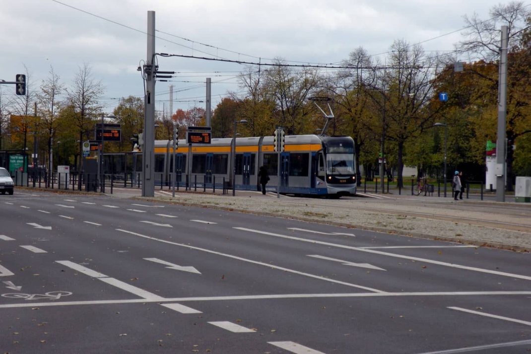 Straßenbahn in der Haltestelle Waldplatz. Foto: Michael Freitag