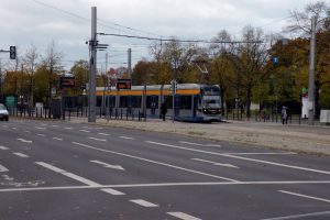 Straßenbahn in der Haltestelle Waldplatz. Foto: Michael Freitag