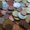 Viele Cent- und Euromünzen liegen auf einem Haufen