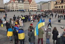 Auf dem Leipziger Markt fanden eine Mahnwache und eine Großkundgebung in Solidarität mit den Menschen in der Ukraine statt. Foto: Birthe Kleemann