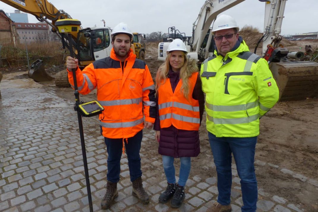 Bauleiter Marcel Bach (28) und Personalchefin Anna-Katharina Friedrichs (37, beide Heinz Lange Bauunternehmen) und Polier Steffen Petzold (59, Frauenrath Bauunternehmen). Foto: meeco Communication Services