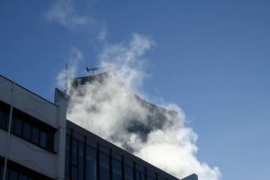 Dampfwolken über dem Komplex der Universität Leipzig. Foto: Ralf Julke