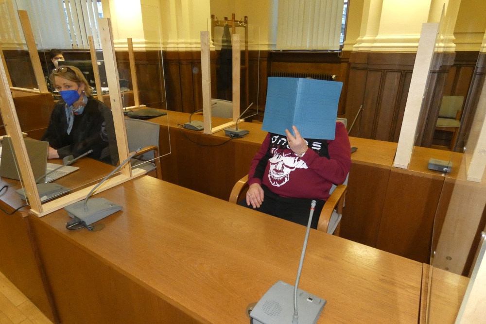 Will nicht erkannt werden: Manfred F. (65), hier neben seiner Verteidigerin Henrike Wittner beim Prozessauftakt. Foto: Lucas Böhme