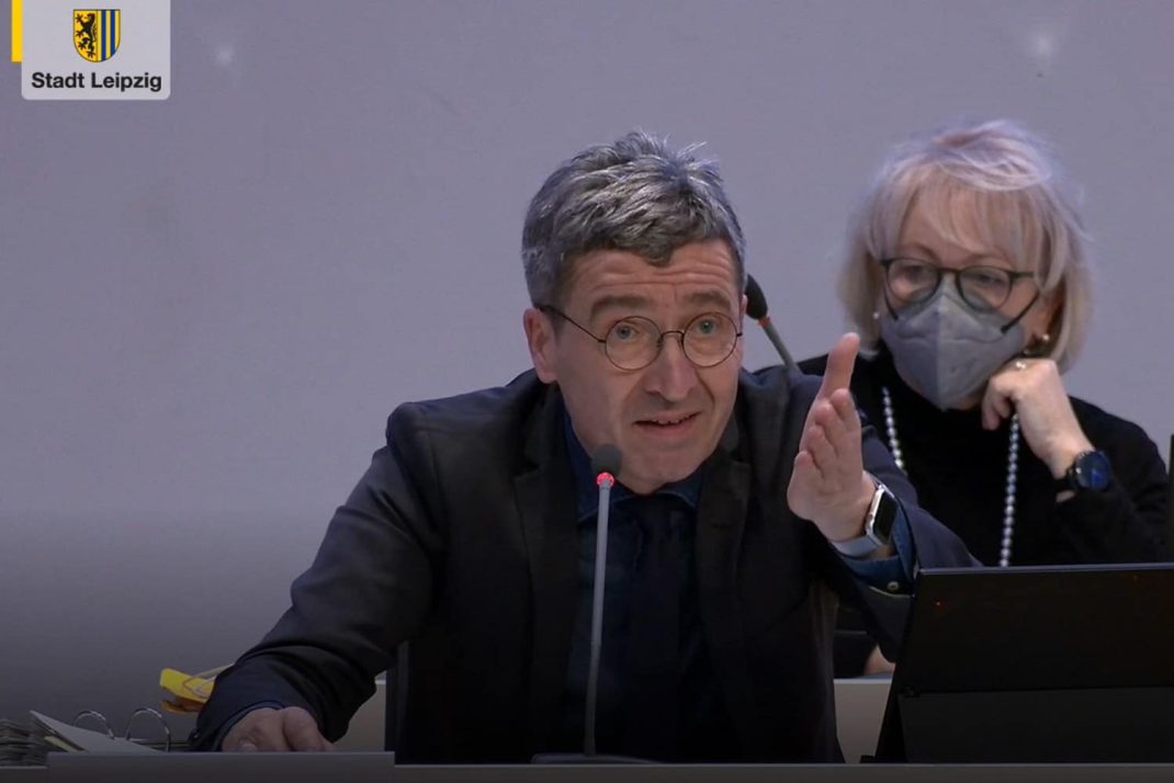 Baubürgermeister Thomas Dienberg beantwortet die Fragen zu den Garagengemeinschaften. Foto: Livestream der Stadt Leipzig, Screenshot: LZ