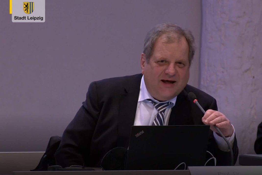 Sozialbürgermeister Thomas Fabian antwortet auf die Nachfrage von Volker Külow. Foto: Videostream der Stadt Leipzig, Screenshot: LZ