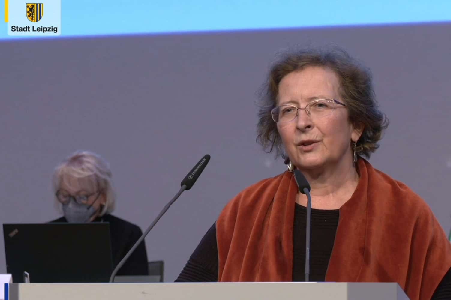 Dr. Sabine Heymann in ihrem Plädoyer für den gemeinsamen Antrag mit SPD-Stadtrat Andreas Geisler. Foto: Videostream, der Stadt Leipzig, Screenshot: LZ