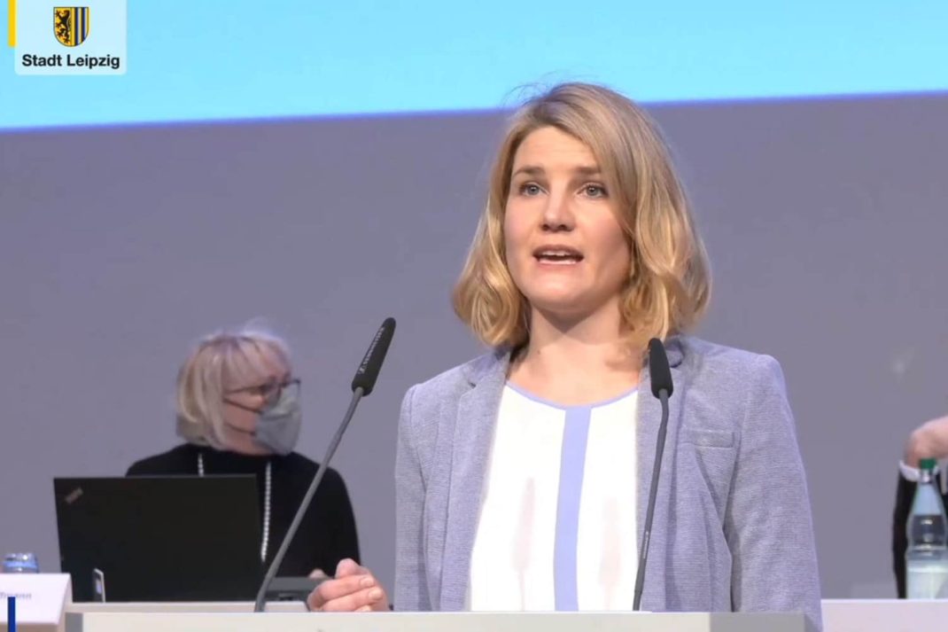 Sophia Kraft (Grüne) bei ihrer Rede zum Wärmeplan. Foto: Videostream der Stadt Leipzig, Screenshot: L-IZ