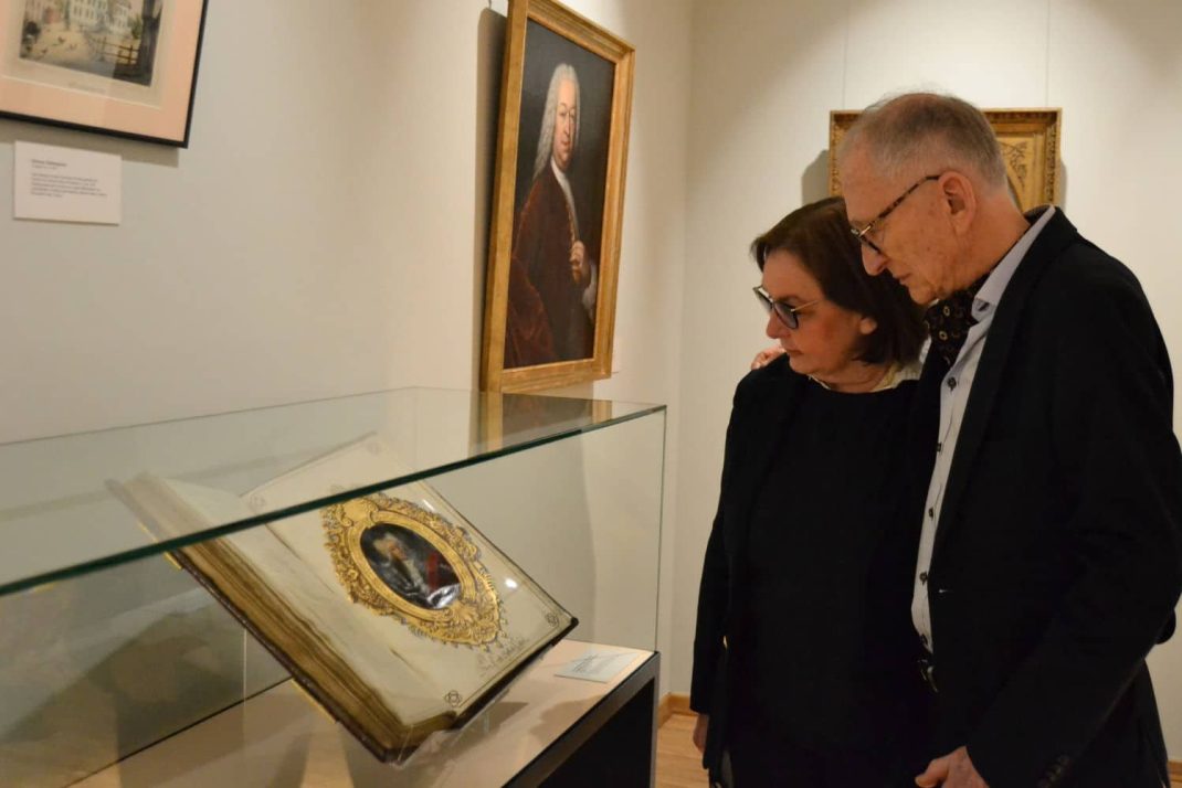 Hans und Petra Küstner in der Ausstellung „Nie bring' Dich der Verdienst um das Verdienst“. Foto: SGM. Katja Etzold
