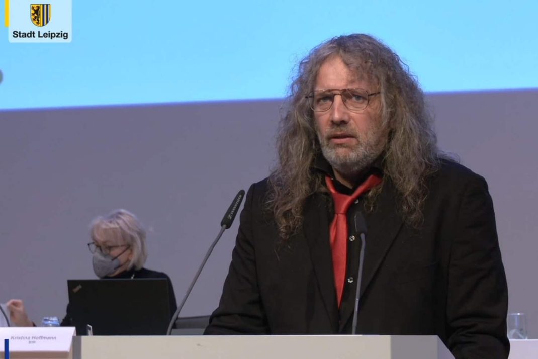 Thomas Kumbernuß bei seiner kurzen Rede zum Triftweg. Foto: Videostream der Stadt Leipzig, Screenshot: LZ