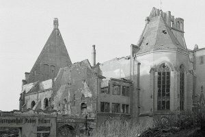 Die Kirche im Jahr 1948. Foto: Roger Rössing, Quelle: Deutsche Fotothek, CC BY-SA 3.0 de, https://commons.wikimedia.org/w/index.php?curid=6535746