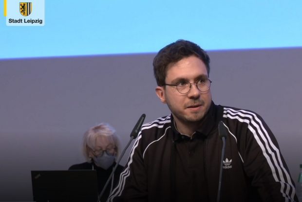 Michael Neuhaus wirbt für den Linke-Antrag zur Baumschutzsatzung. Foto: Livestream der Stadt Leipzig, Screenshot: LZ