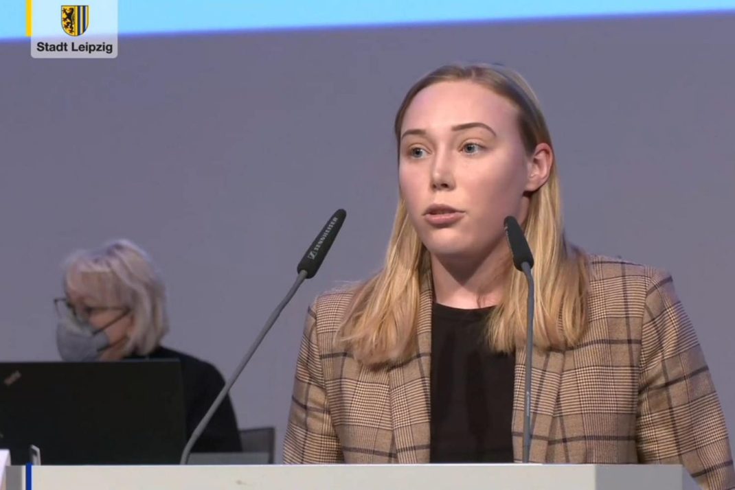 Tina Trompter bei ihrer Rede zum Antrag aus dem SBB Nordost. Foto: Videostream der Stat Leipzig, Screenshot: LZ