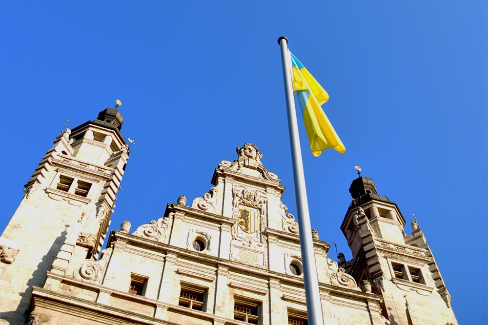 Die ukrainische Flagge vor dem Neuen Rathaus. Foto: Birthe Kleemann