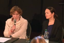 Svetlana Lavochkina und Katarina Poladjan am 19. März 2022 im feslenkeller in der debatte. Foto: Screen Video weiter:lesen22