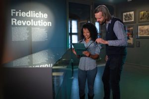 Museumsgäste fühlen sich beim Ausstellungsbesuch im Alten Rathaus mit der neuen Augmented Reality-App wie in einer Zeitmaschine. Foto: Stadtgeschichtliches Museum Leipzig, Daniel Remler