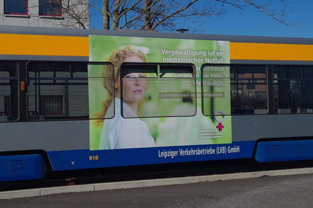 Motiv auf der Außenseite einer Straßenbahn. Foto: Bellis e.V. Leipzig