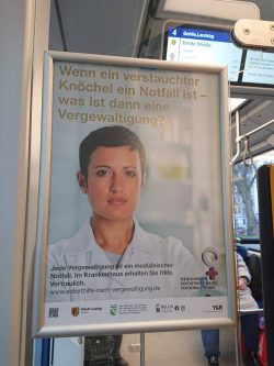 Plakat in einer Straßenbahn. Foto: Bellis e.V. Leipzig