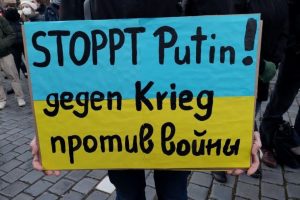 Anti-Putin-Schild beim Protest gegen den Ukrainekrieg.