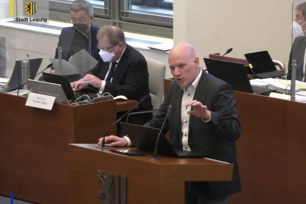 Falk Dossin in seiner Rede zum CDU-Antrag zum Verkehrsknoten Mockau. Foto: Videostream der Stadt Leipzig, Screenshot: LZ