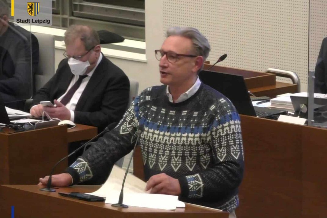 Grünen-Stadtrat Tim Elschner bei seiner Rede zur DUFU-Vorlage. Foto: Videostream der Stadt Leipzig. Screenshot: LZ