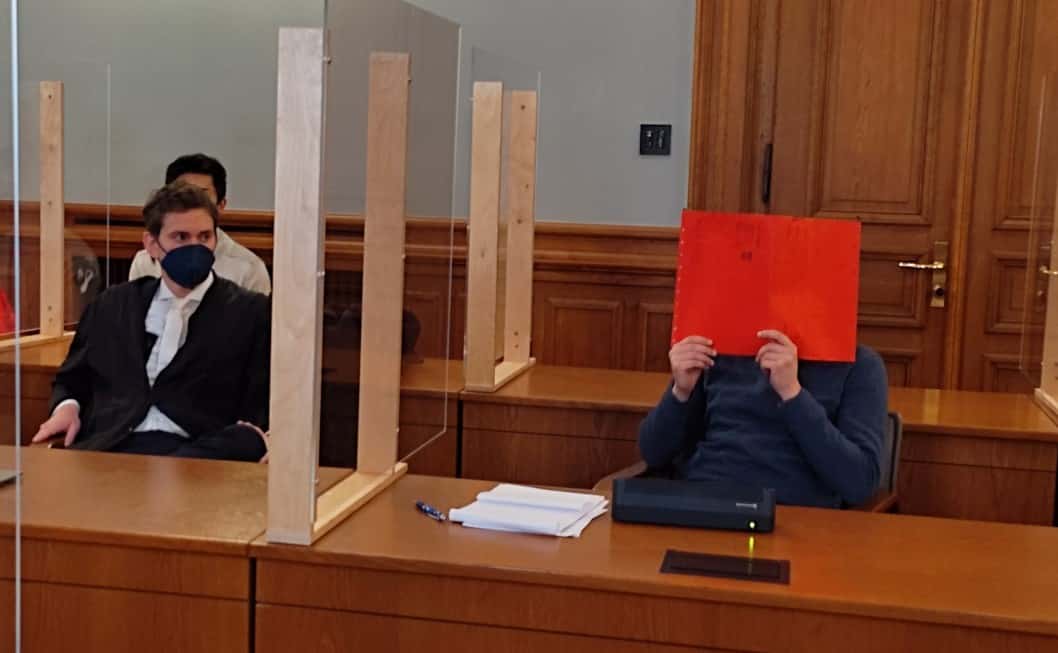 Wollen das Urteil nicht hinnehmen: Edris Z. (32, r.) und sein Verteidiger Georg K. Rebentrost kurz vor der Urteilsverkündung am 23. Februar. Foto: Lucas Böhme