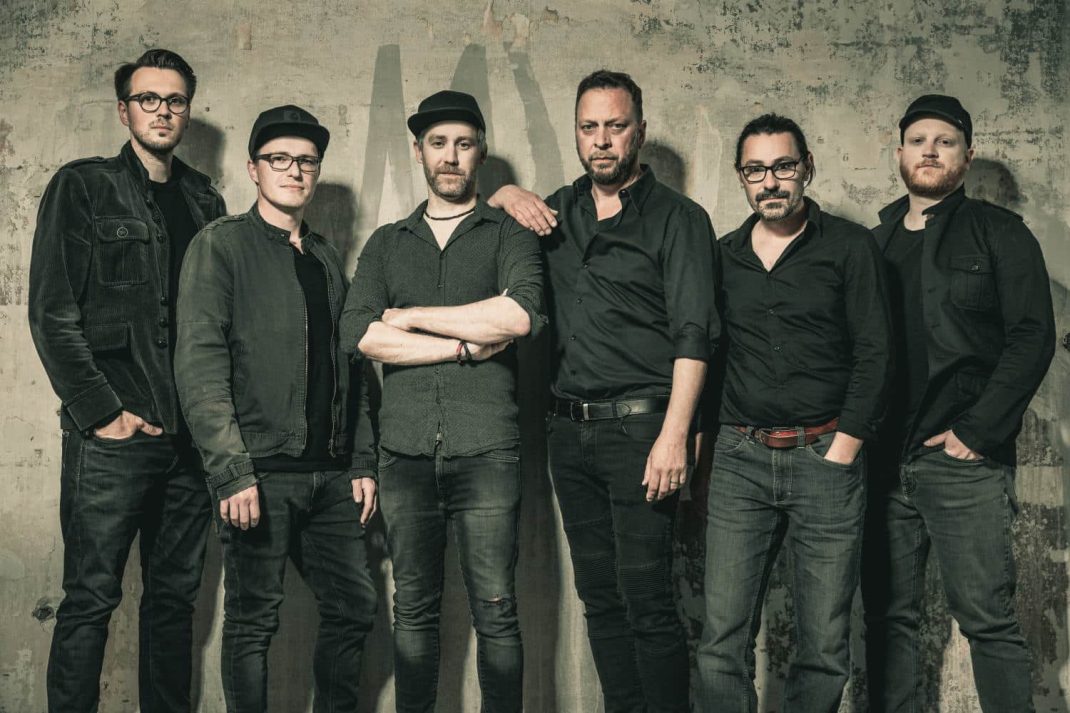 108 FAHRENHEIT v.l.n.r.: Adrian Kehlbacher (Bass), Thomas Hübel (Akustik-Git.), Stephan Salewski (Schlagzeug), Kai Niemann (Gesang), Marco Pfennig (Banjo), Alexander Henke (E-Git.) Foto: Robert Jentzsch