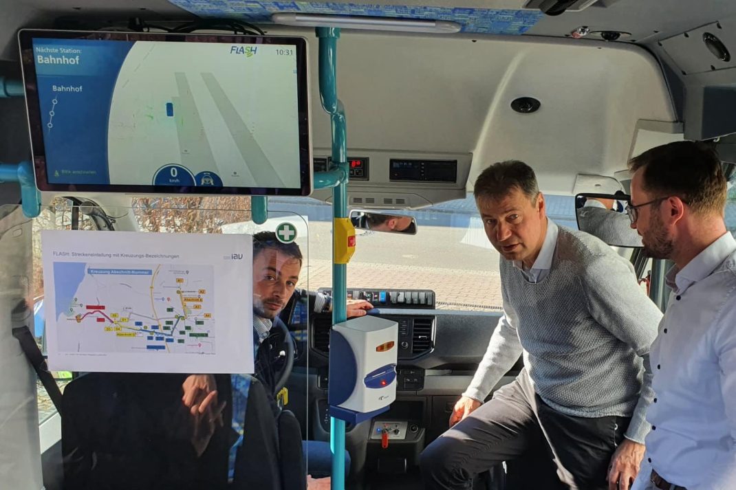 Landrat Kai Emanuel (Mitte) und Bürgermeister Steffen Schwalbe (r.) im automatisiert fahrenden Busshuttle FLASH in Rackwitz. Foto: Landratsamt Nordsachsen