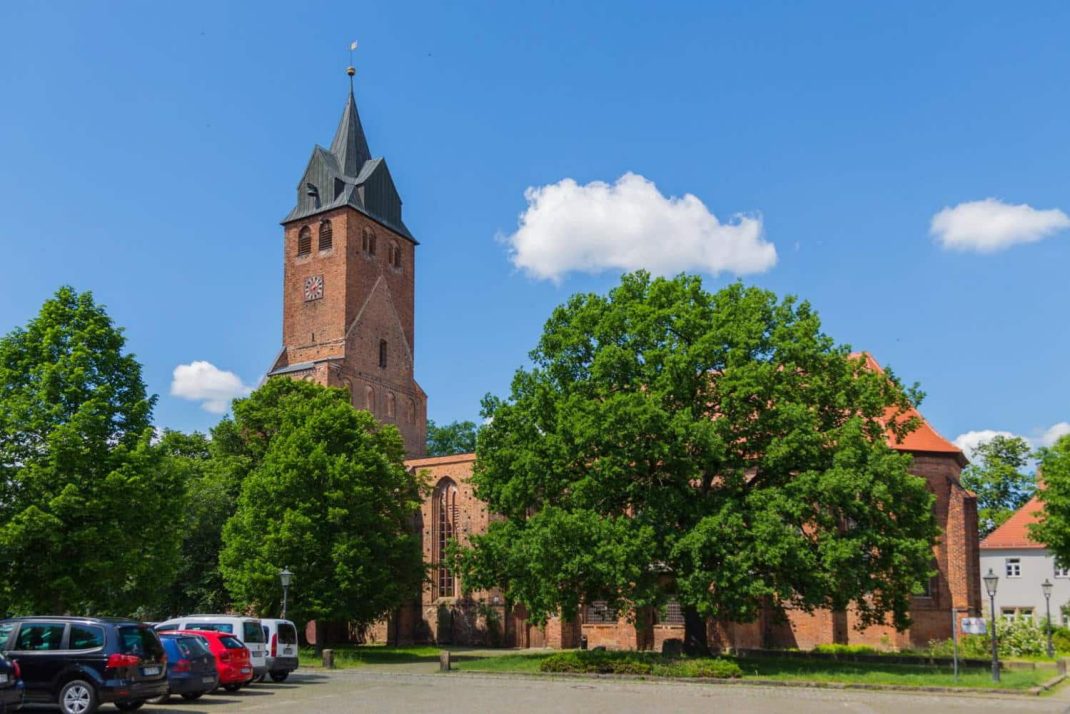 Seitenansicht der Nikolaikirche Gardelegen. Foto: J.-H. Janßen, CC BY-SA 4.0. Quelle: https://upload.wikimedia.org/wikipedia/commons/2/2b/Gardelegen_St_Nicolai_07.jpg