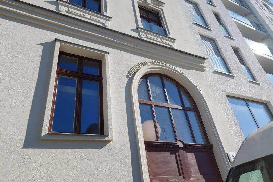 Die rekonstruierte Fassade des Henriette-Goldschmidt-Hauses. Foto: LZ
