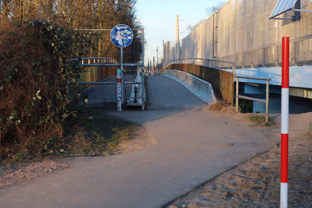 Der neu gebaute Abschnitt des Heuwegs am Nahlesteg. Foto: Ralf Julke