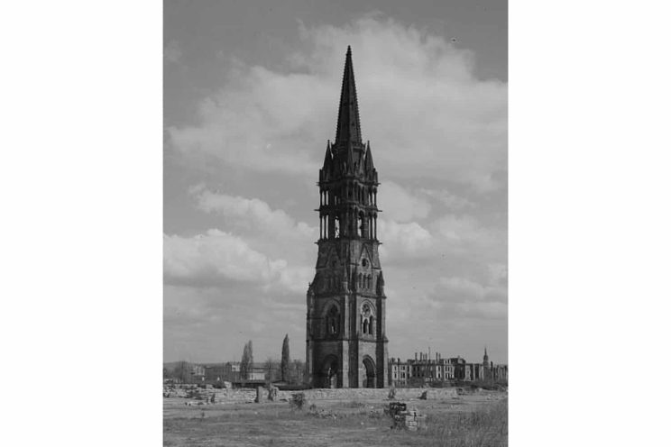 Der verbliebene Kirchturm um 1951. Foto: Richard Peter, CC BY-SA 3.0, Quelle: https://commons.wikimedia.org/wiki/File:Turm_Johanneskirche_Dresden.jpg