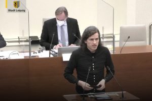 Jürgen Kasek in seiner Rede zum Grünen-Antrag für die Beatdemo. Foto: Videostream der Stadt Leipzig, Screenshot: LZ