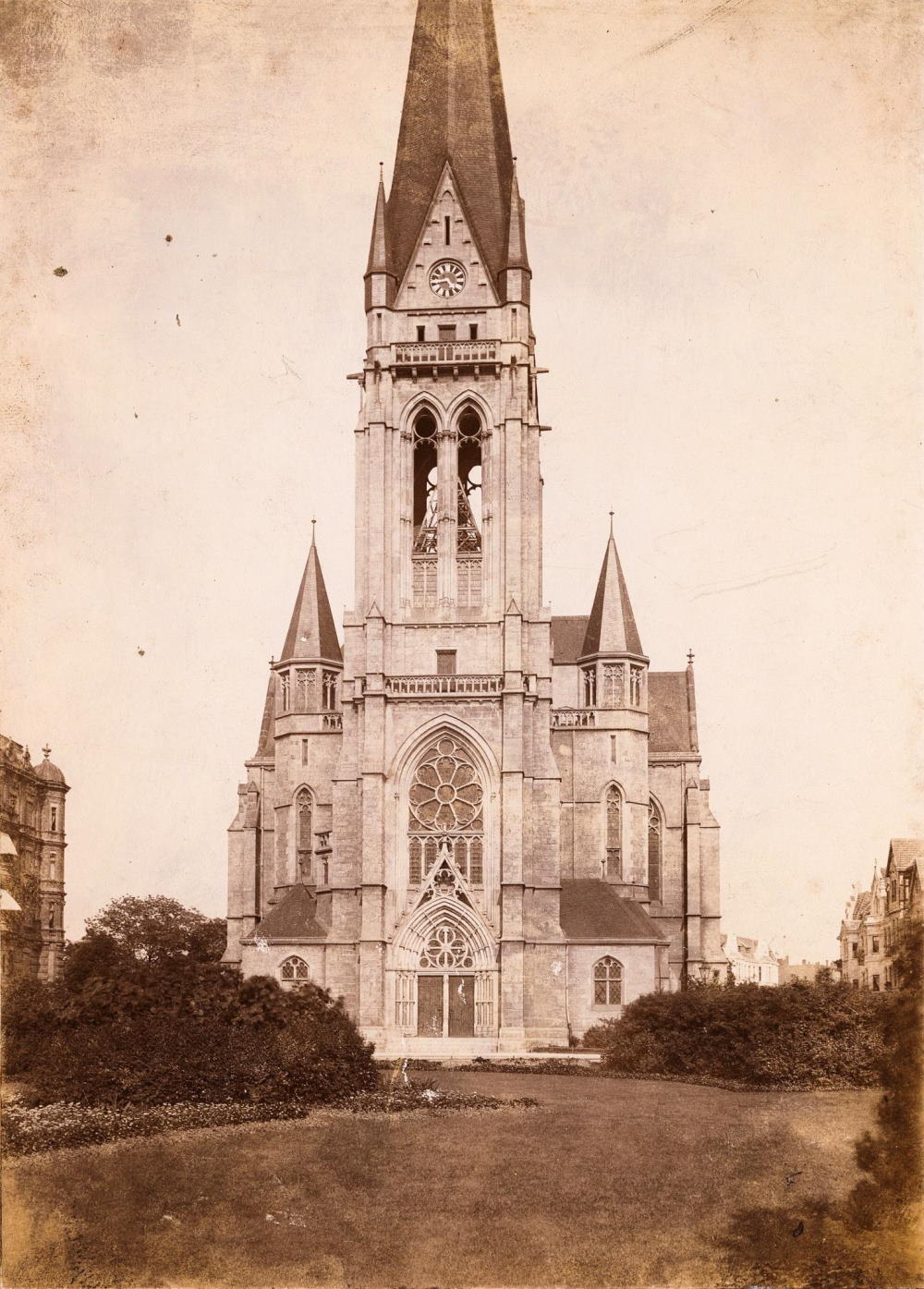 Deutsch-reformierte Kirche Magdeburg, nach 1899. Foto gemeinfrei, TU Architekturmuseum Inv.-Nr. F 0586, Quelle: https://commons.wikimedia.org/wiki/File:St._Pauli_(Deutsch_Reformierte_Kirche),_Magdeburg,_Turmfront.jpg