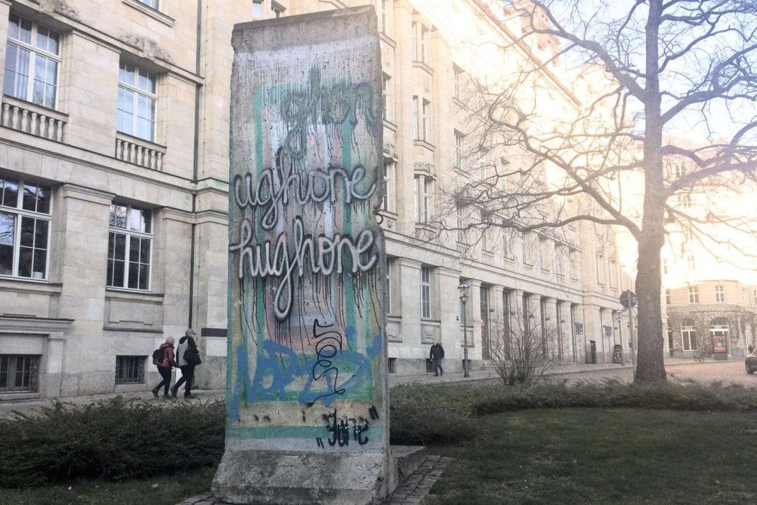 Ein Stück der Berliner Mauer vor der Runden Ecke. Foto: Ralf Julke
