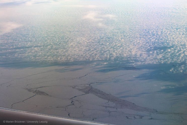 Der Einfluss der warmen Luftmassen verursacht immer mehr Risse im arktischen Meereis, wie bei einem Messflug mit HALO während der HALO-(AC)³-Kampagne beobachtet wurde. Foto: Dr. Marlen Brückner / Universität Leipzig
