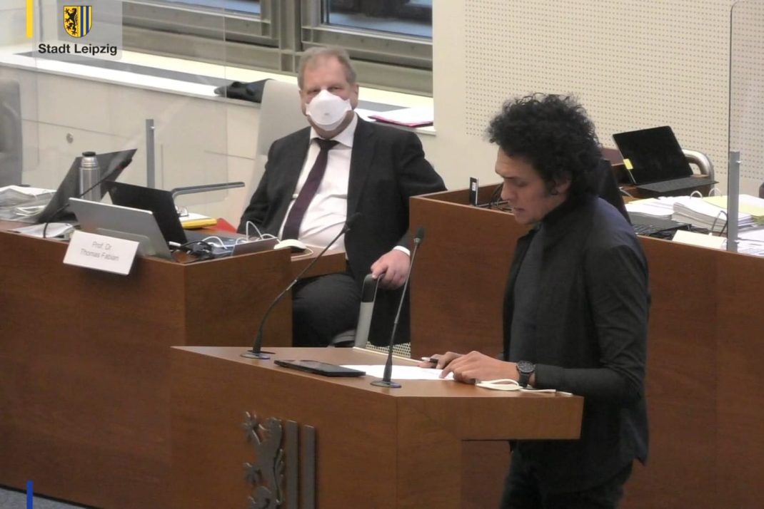 Mohammad Okasha spricht zum Antrag aus dem Migrantenbeirat. Foto: Videostream der Stadt Leipzig, Screenshot: LZ