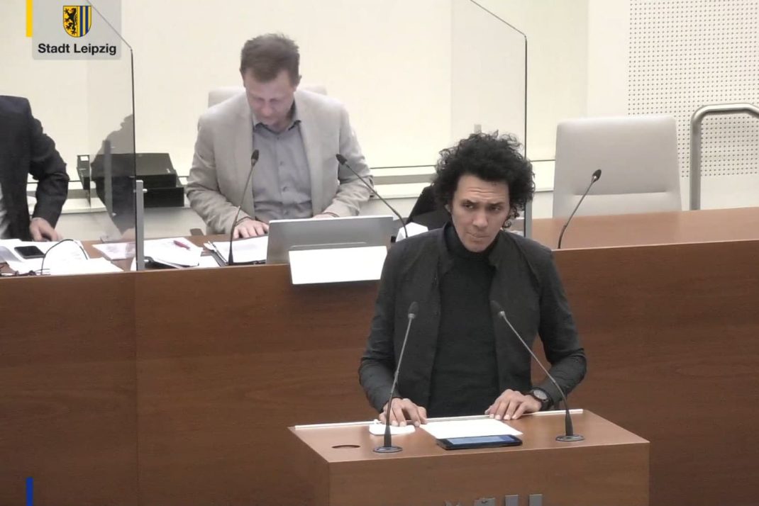Mohammad Okasha stellt den Antrag des Migrantenbeirats zum Listenverfahren vor. Foto: Videostream der Stadt Leipzig, Screenshot: LZ