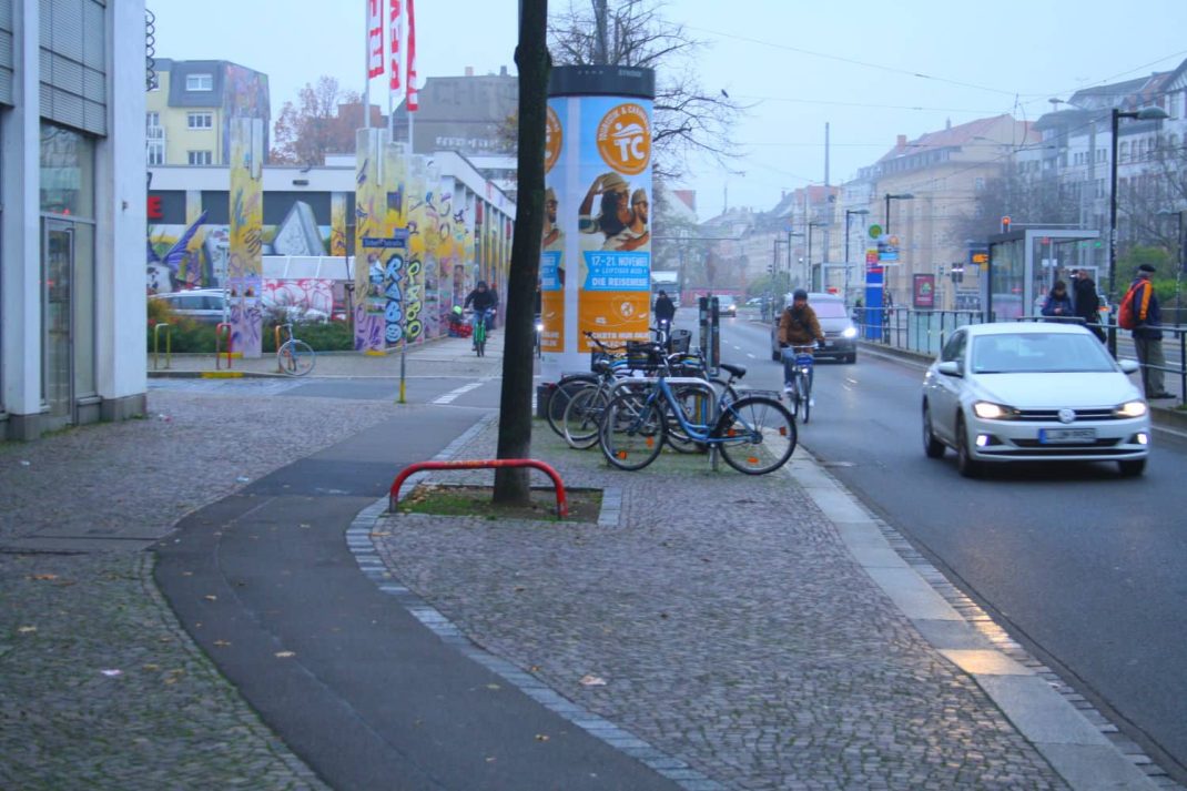 Radwege und Litfaßsäule an der Scheffelstraße. Foto: Ralf Julke