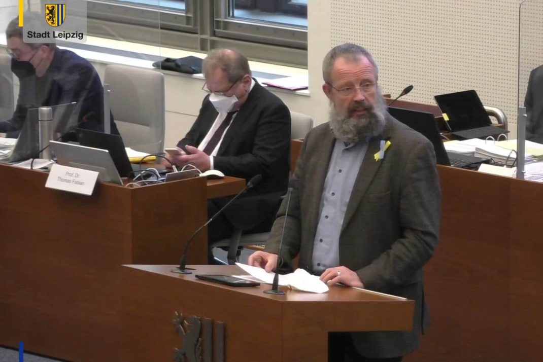 SPD-Stadtrat Christian Schulze bei seinem Redebeitrag. Foto: Videostream der Stadt Leipzig, Screenshot: LZ