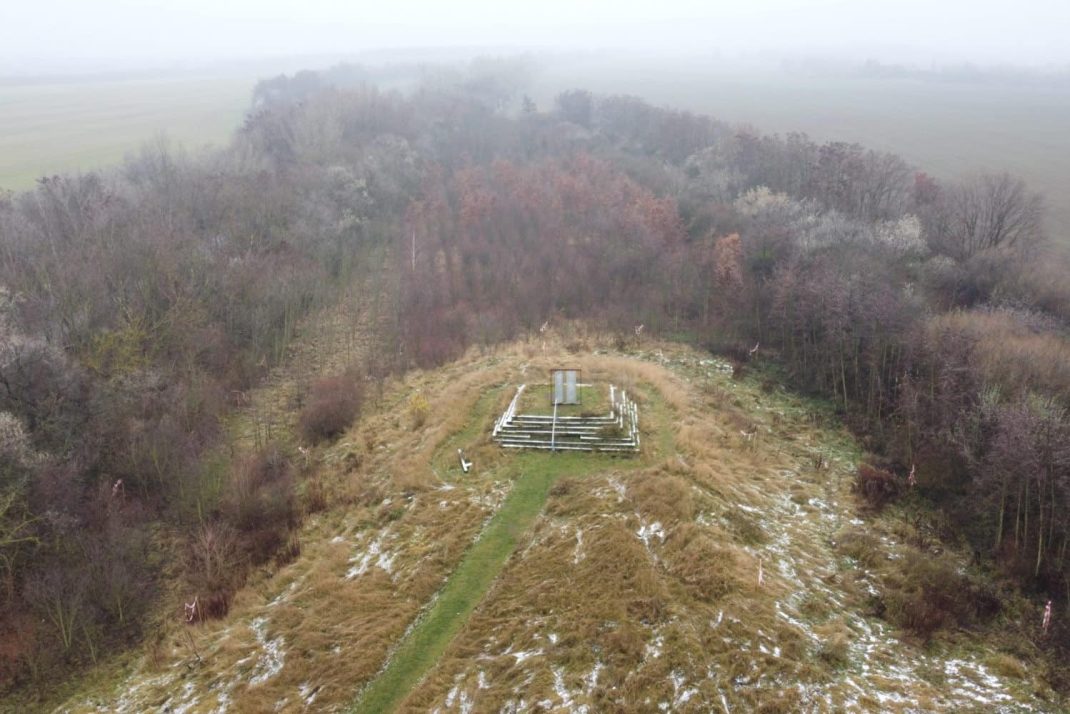 Auf dem Aussichtspunkt Stöntzsch nahe der Coburger Straße bei Pegau soll die Landmarke gebaut werden. Foto: LMBV / Christian Herrmann