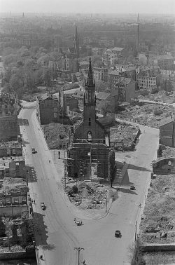 Die Trinitatiskirche Leipzig im Jahr 1950, Blick vom Neuen Rathaus. Foto: Roger Rössing, Quelle: Deutsche Fotothek, CC BY-SA 3.0 de, https://commons.wikimedia.org/w/index.php?curid=6537184