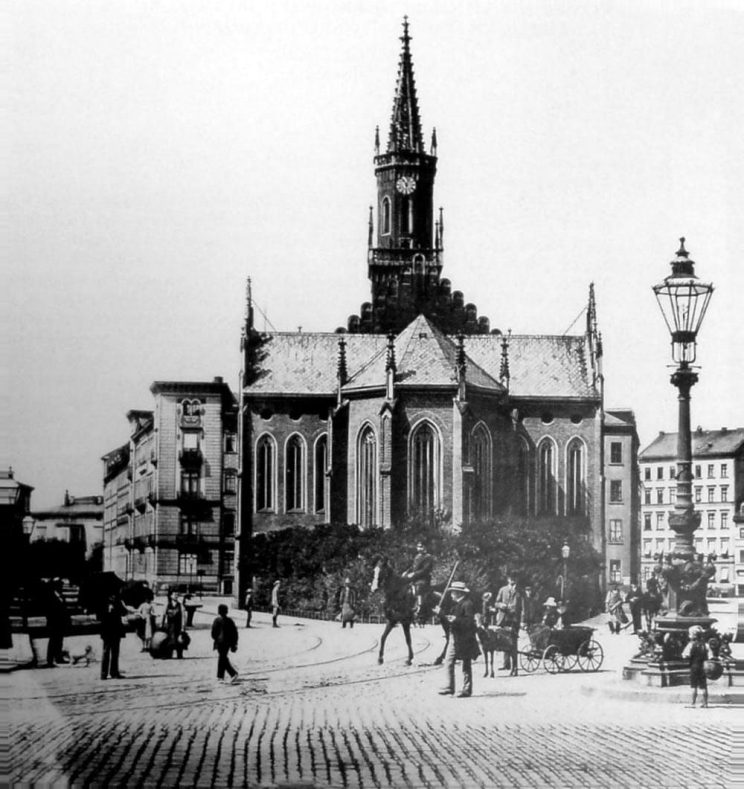 Trinitatiskirche Leipzig (Ostseite, um 1890). Foto: Hermann Walter, gemeinfrei. Quelle: https://commons.wikimedia.org/wiki/File:Leipzig_Alte_Trinitatiskirche_Ostansicht_1890.JPG